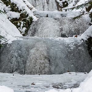 gefrorener Wasserfall/Bach