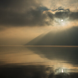 Kurz vor Sonnenuntergang hat der Nebel die Sonne etwas frei gegeben
und hatte diese mystische Stimmung geschaffen.
NIKON D750, 50mm
1/320 Sek., f/9.0,