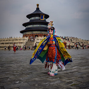 Mädchen in folkloristischem Outfit am Himmelstempel, China
