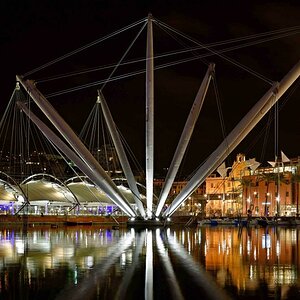 Nachtaufnahmen vom Porto Antico in Genua