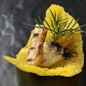 Räucheraal, gebrannte Schwarzwurzel, Asche, Dill, Kroepok