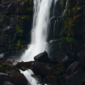 Wasserfall in schwarz-weiß