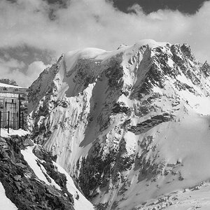 Die war das WC auf der Vignette Hütte in der Schweiz
Wenn der Weg hin vereist war, waren Steigeisen notwendig. Ein Plumpsklo mit einem fast 1000m tief