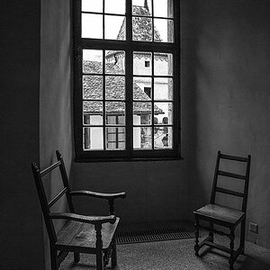Stühle am Burgfenster, D200, 16-85 mm