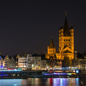 Groß St. Martin, direkt links daneben der Turm vom historischen Rathaus.