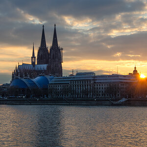 Blick vom Ufer (Höhe Tanzbrunnen) auf den Sonnenuntergang