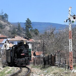 609 76 passiert das Einfahrsignal in Yakoruda.
Rhodopenbahn Septemwri - Drobinischte

s460 609 76 ESig 9742