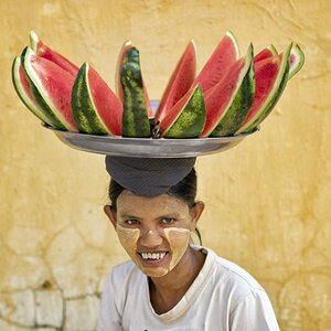 Water Melons - Ein Obstverkäuferin trägt ihre Waren auf dem Kopf und hat ihr Gesicht mit "Tanaka", einer selbst gemachten Paste, zum Schutz vor der So