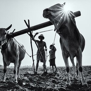 Ein Farmer mit seiner Tochter an der U Bein Bridge in der Nähe von Mandalay