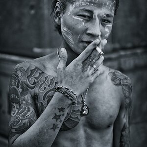 Ein junger Mann auf dem Fischmarkt in Yangon