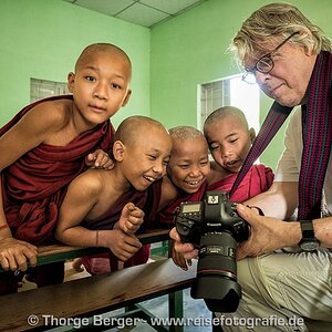 Interaktion eines Teilnehmers der Fotoreise mit jungen Mönchen in einer Schule, in der wir fotografiere durften
