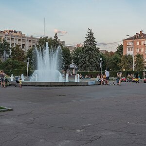 Hinter dem Parlamentsgebäude gibts auch einen vor allem in den Abendstunden gut besuchten Springbrunnen