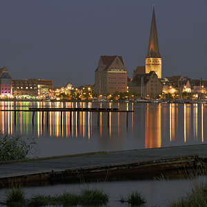 2. September 2017 - Warnow mit Stadthafenkulisse in tiefer Dämmerung