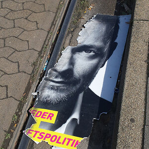 Halbrasiertes Unterhosenmodel am Tag nach der Wahl.....