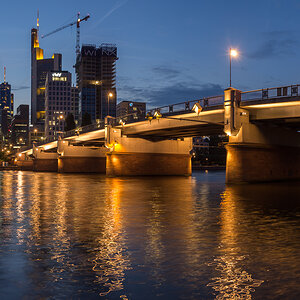 Frankfurt am Main, Untermainbrücke bei Nacht