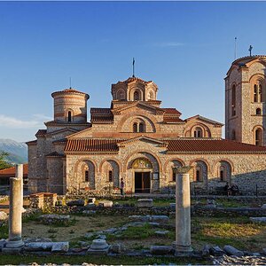 Ohrid Kirche von St. Panteleimon

Diese vollständig sanierte, nach alten Ansichten und Plänen wieder neu errichtete Kirche steht auf dem "Hausberg" de