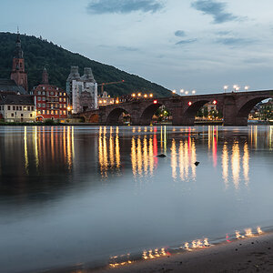 Alte Brücke in Heidelberg zur blauen Stunde