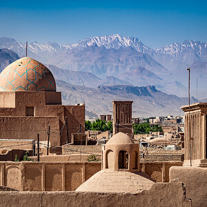 Windtürme auf den Dächern der Wüstenstadt Yazd