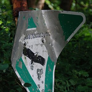 schild im wald