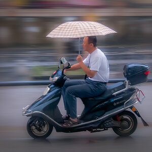 Biker in Beijing an einem verregneten Tag