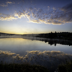 Sonnenaufgang über Pixheimer Teich löst den Nebel auf.