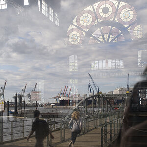 Spiegelinski, Fischauktionshalle Hamburg   
D 700 & Ais Nikkor 35mm f1,4   
1/50   Iso 200   f 8   
23.7.2017   18:48 Uhr   
DSC0007920