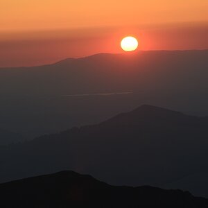Sonnenuntergang über dem Jura. Unnatürlicher roter Ring um die Sonne.
