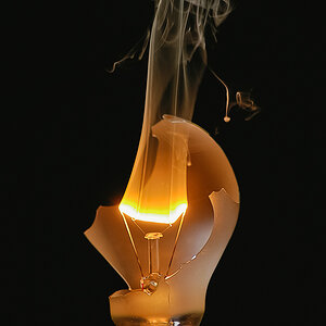 Eine Spielerei mit der guten alten Glühbirne. Nicht unbedingt selbst ausprobieren! Experimente mit Strom können gefährlich sein.