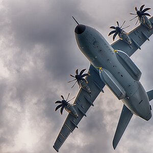 A400M im steilen Anflug