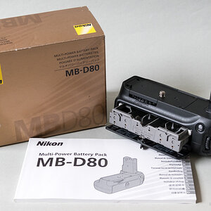 Nikon MB-D80