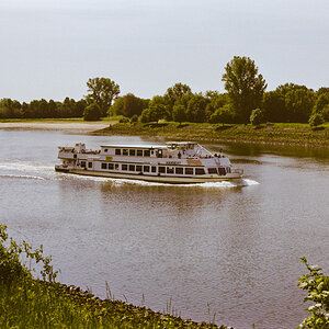 MS Hanseat auf der Weser