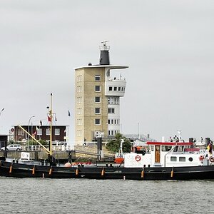 Cuxhavener Innenhafen vom Wasser aus gesehen.