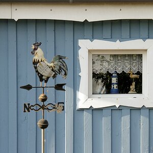 Nippes im Fenster und ein urlauberfreundlicher Hahn..jpg