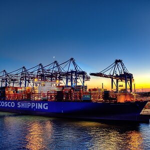 Hamburger Hafen bei Nacht.jpg