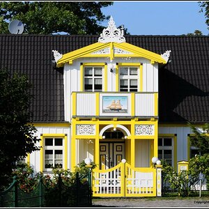 • Zingst •
Haus in der Schwedenstraße. Zingst an der Ostsee. ( Vorpommern: Halbinsel Fischland-Darß-Zingst )
Nikon D300 mit Nikkor AF 2,8/80-200mm IF 