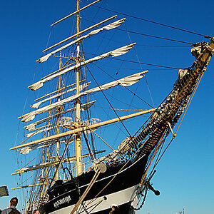 Die Kuzenstern am Pier der Landungsbrücken.

Hafengeburtstag - Hamburg

Pfingsten 2008