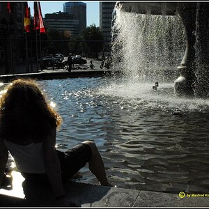 •Relax am Brunnen vor der alten Oper•
Nikon D200 mit Nikkor AF-S DX 3,5-4,5/18-70mm G IF ED.