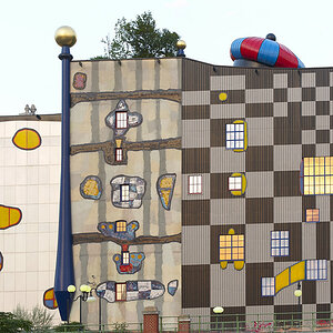 20090808 055937 Wien 7
Müllverbrennungsanlage Spittelau
künstlerisch gestaltete Fassade von Friedensreich Hundertwasser