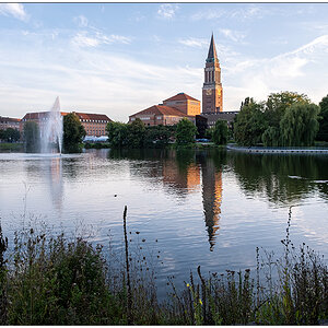 416 Kieler Woche - Spiegelung Rathaus im Kleinen Kiel