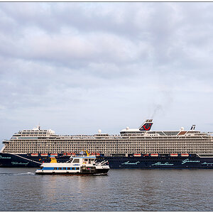 447 "Mein Schiff 1" und Fördedampfer "Schilksee"
