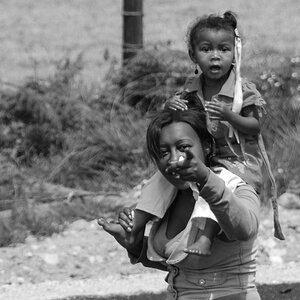 Mutter mit Kind Südafrika.jpg
