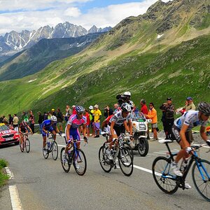 Die Fahrer kriegen von der Alpen-blick nicht so viel