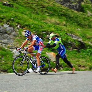 Nr. 199 von Skil Shimano kriegt bisschen nachschub als der Letze Fahrer