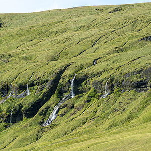 Island viele Wasserfälle.jpg