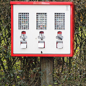 Süssigkeiten hinter Gitter.jpg