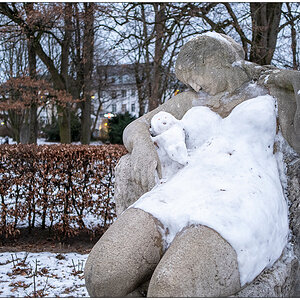 049 "Die Schlummernde" mit Kleid und Baby