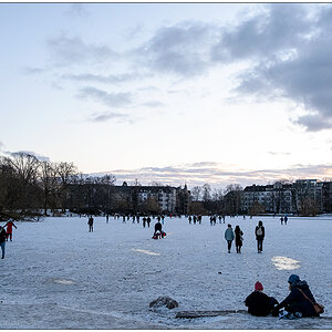 062 Schreventeich mit dünner Eisschicht und viel zu vielen Leuten