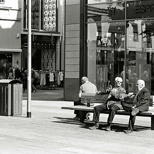 "Gespräche"
Nikon F100; Ilford HP5; Scan vom Negativ