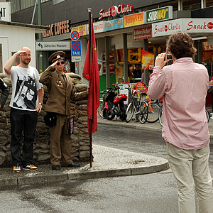 Fotografierter Fotograph (Checkpoint-Charlie)