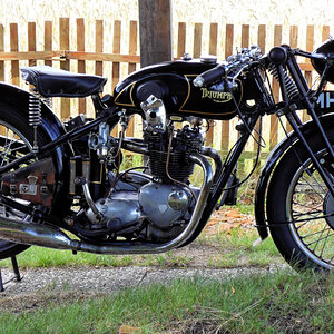 Triumph Speedtwin rechts.jpg